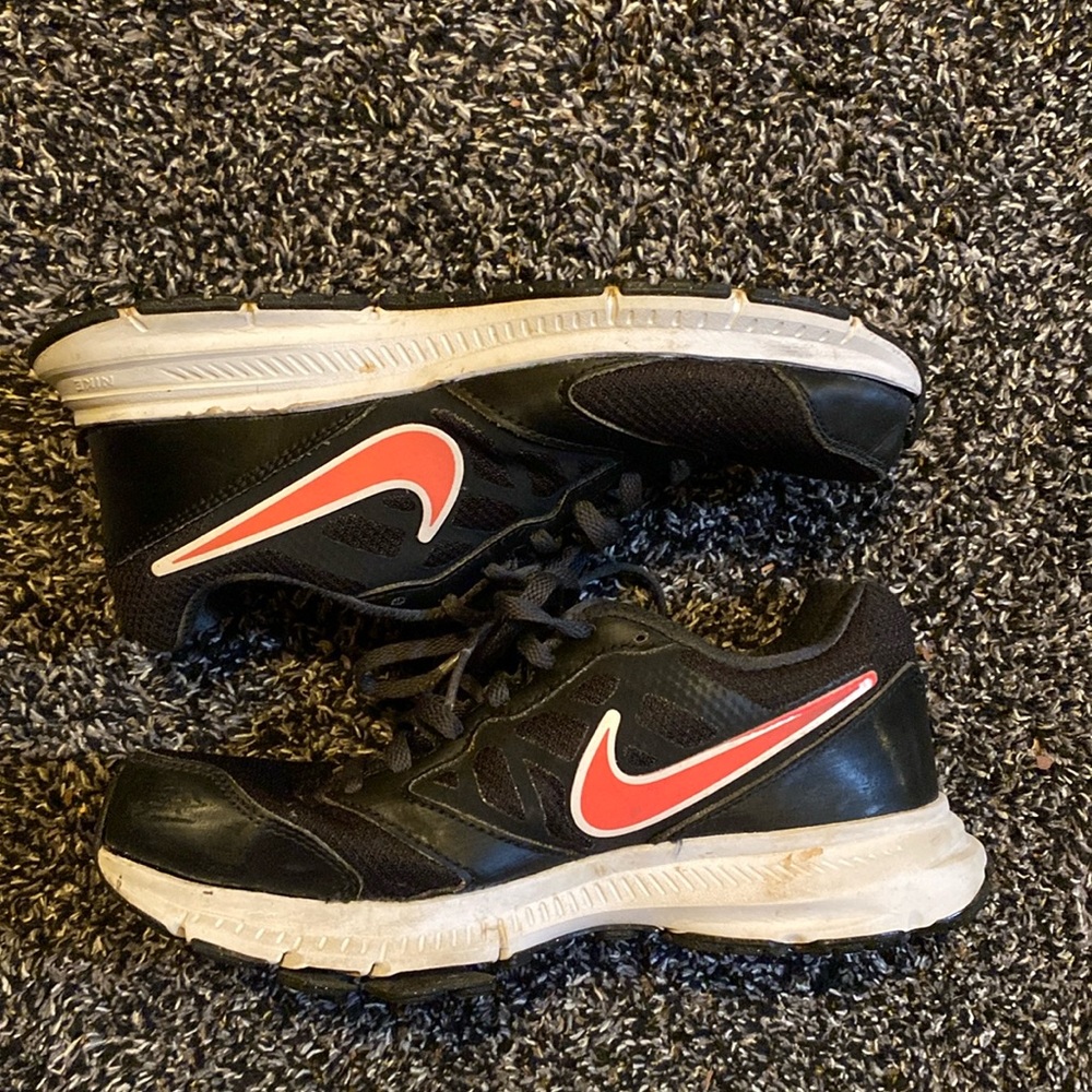 Nike Downshifter 6 running shoe. Black with pink.
